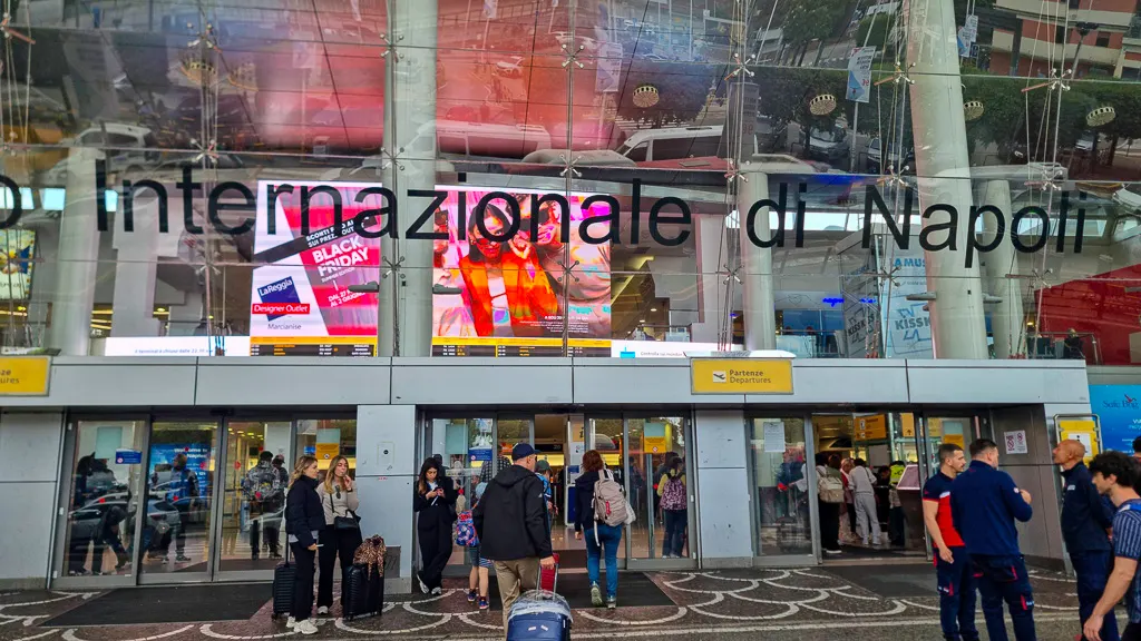 How to Get from Naples Airport to City Centre: Your Practical 2025 Guide 2 Entering Naples airport