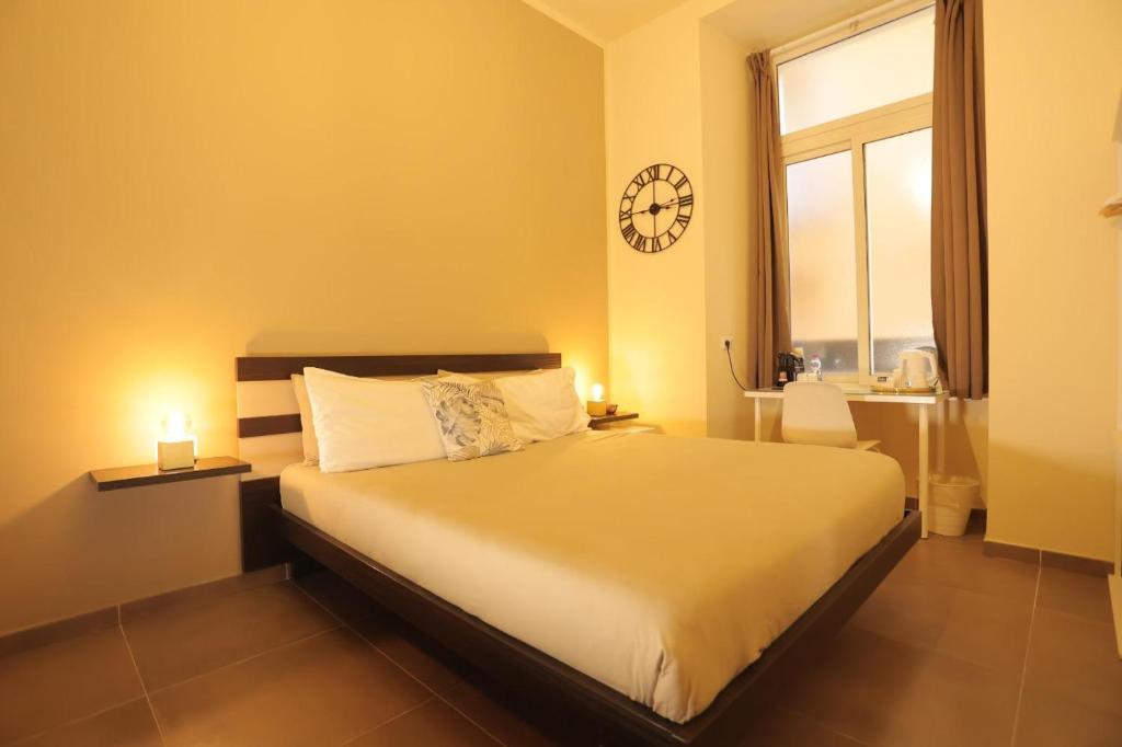 Naples city center hotel - Toledo Stop