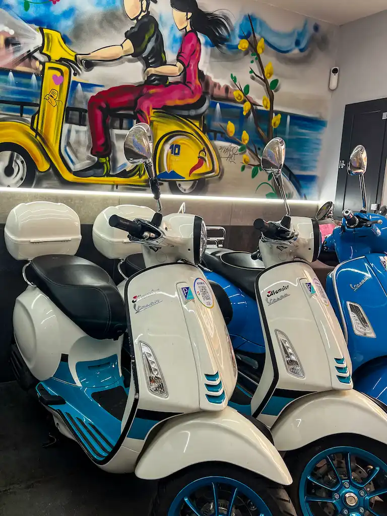 Napoli rent available vespas